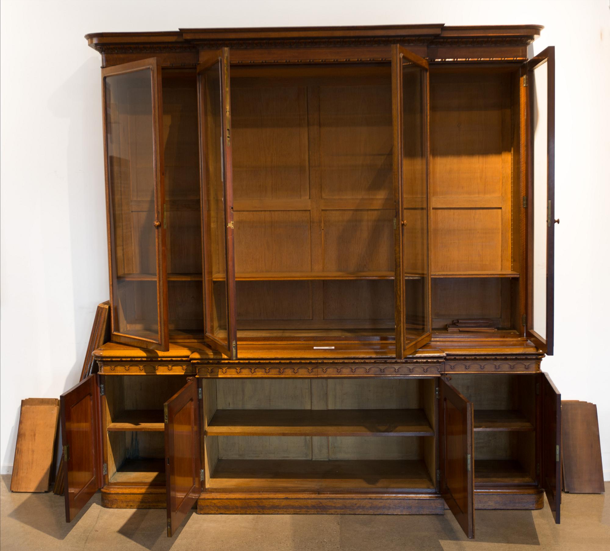 BOKSKÅP, England 1800-talets andra hälft.