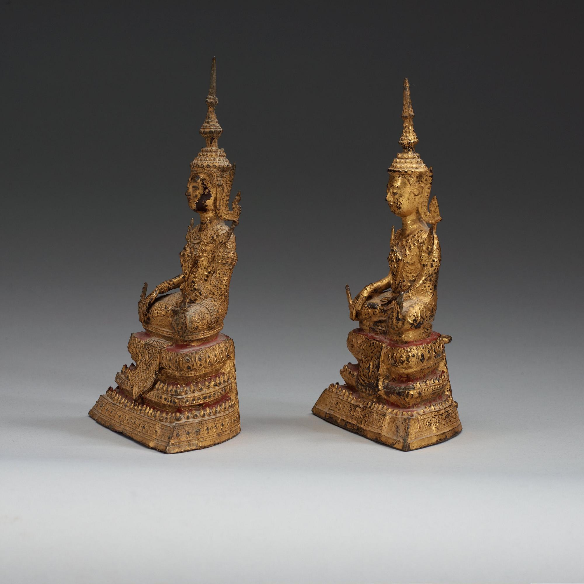 BUDDHOR, två stycken, förgylld brons. Thailand, omkring 1900.