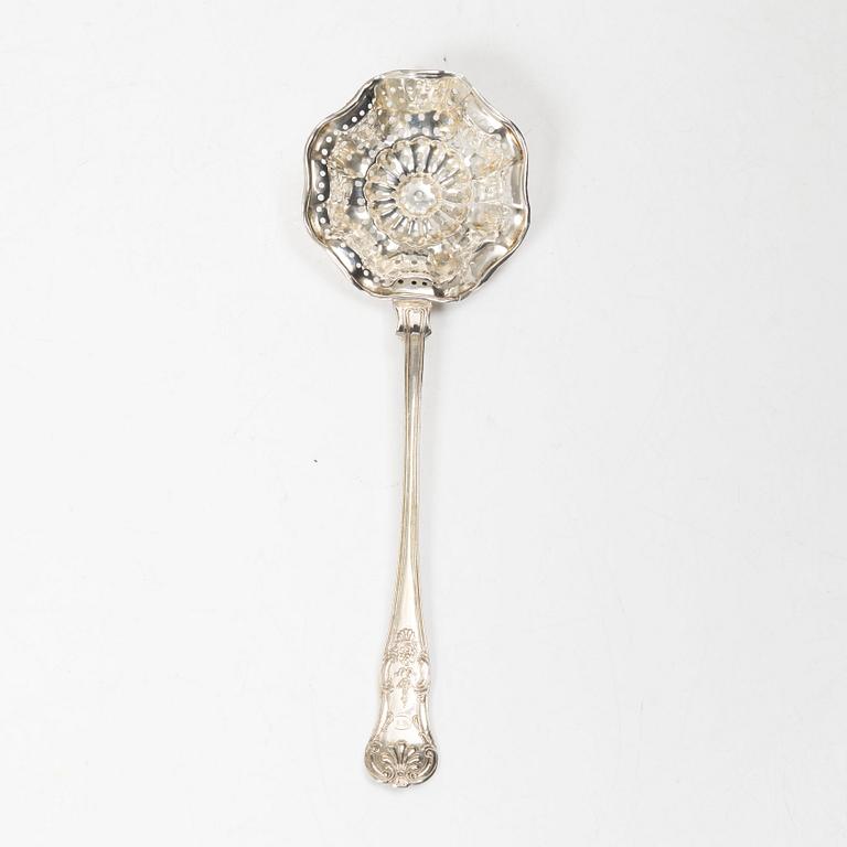 Gustaf Möllenborg, Strösockerskål, silver, Stockholm 1848-1849 samt strösockersked Johan Carlsson, Nyköping 1852.