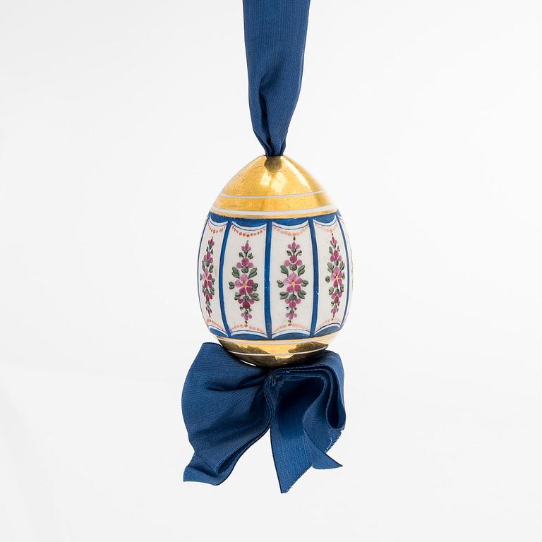 A late Russian Empire porcelain easter egg, period of Nicholas I (1825-1855).