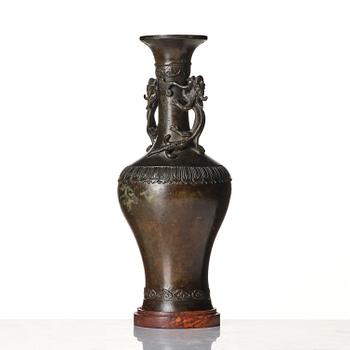 An elegant bronze vase, late Ming dynasty/early Qing dynasty with a Xuande mark.