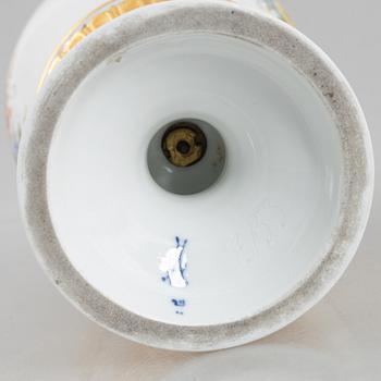 A porcelain urn, Meissen, mid 19th century.