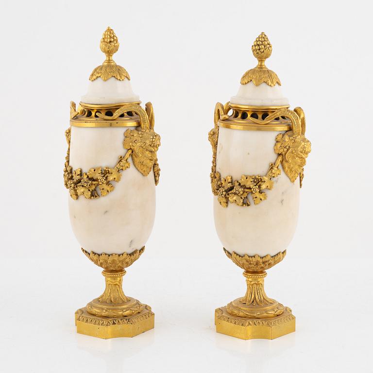 Prydnadsurnor, ett par, Frankrike, Napoleon III, 1800-talets senare del, Louis XVI-stil.