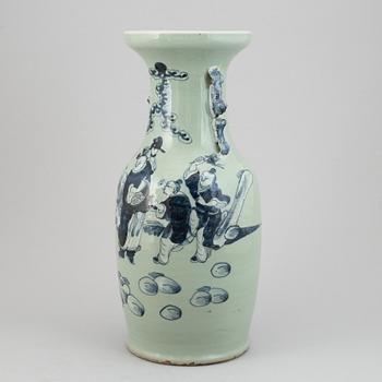 Vaser, ett par, porslin. Kina, 1900-tal.