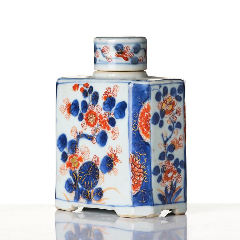 A set of two imari cups and a tea caddy, Qing dynasty, Kangxi (1662-1722). The tea cups with Johanneum mark.