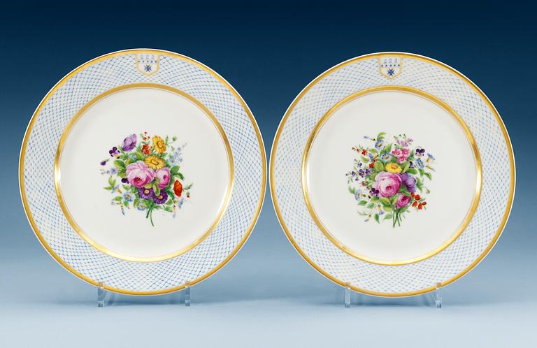FAT, två stycken, vapenporslin.
Paris, märkta P.L. Dagoty à Paris, 1800-talets första hälft.