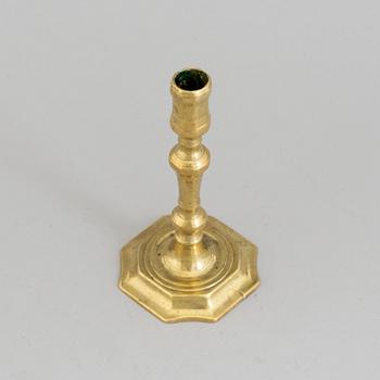 AN 18TH CENTURY CANDLSTICK.