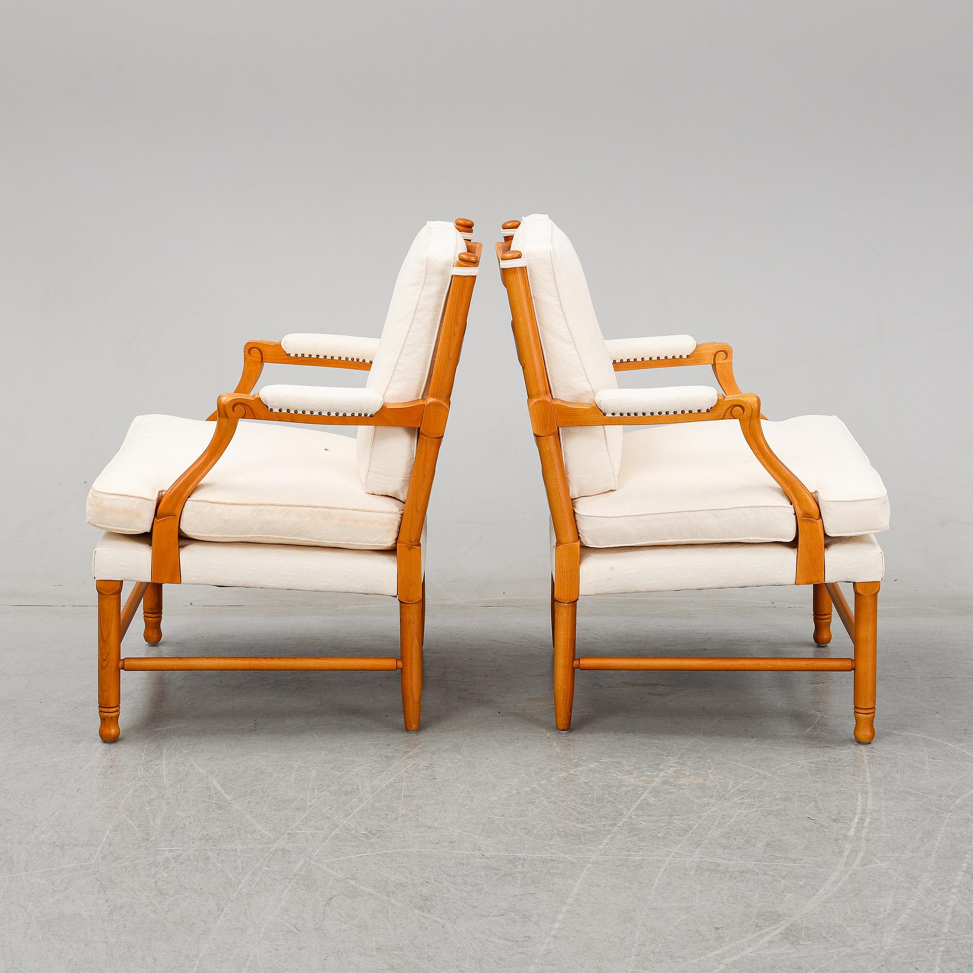 A pair of late 20th or early 21th century armchairs.