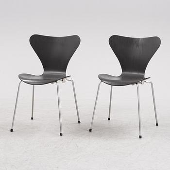 Arne Jacobsen, stolar, ett par, "Sjuan", Fritz Hansen, Danmark, daterade 2002.