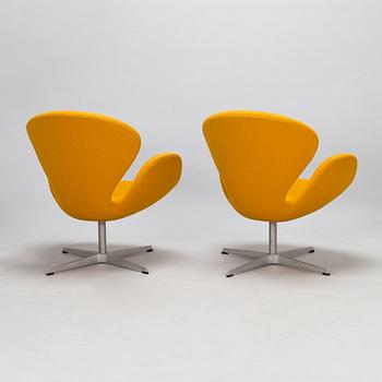 Arne Jacobsen, a pair of "Svanen" (Swan) armchairs for Fritz Hansen, Denmark, dated 2001.