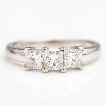 A 14K white gold ring with pricess cut diamonds ca. 1.00 ct in total.