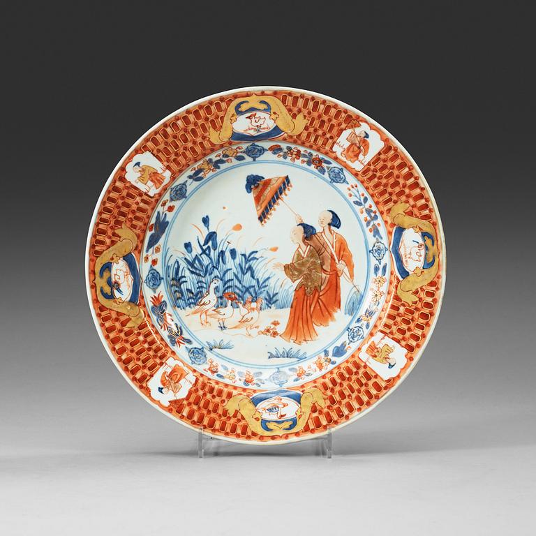 TALLRIK, porslin. Qing dynastin, circa 1730-40.