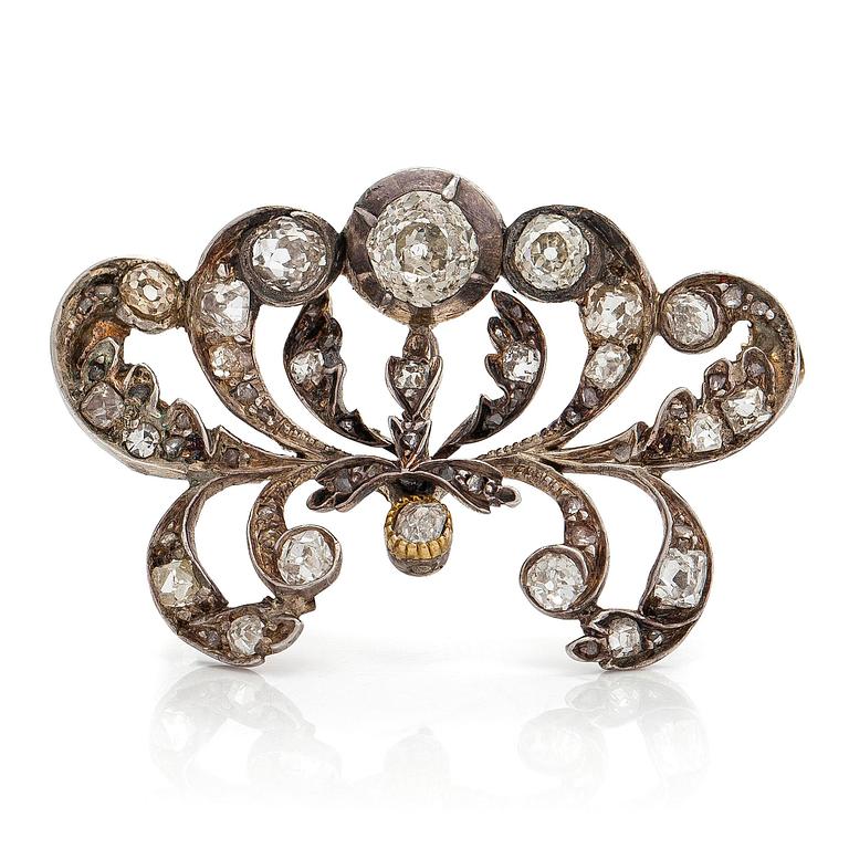 Brooch, part of a tiara, approx. 9-10K gold/silver with old- and rosecut diamonds, 19th century.