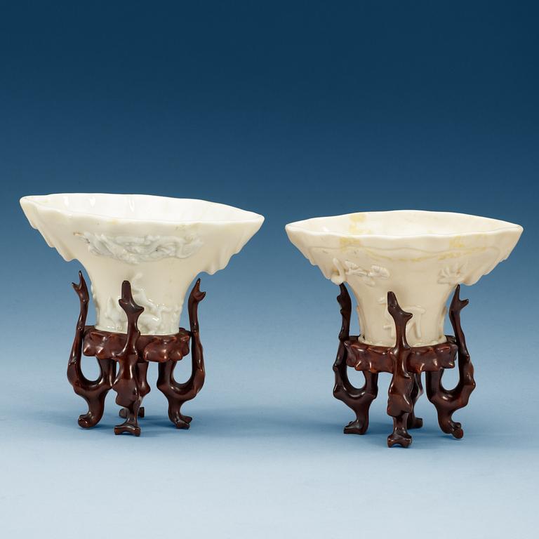 VINOFFERBÄGARE, två stycken, blanc de chine. Qing dynastin, 1700-tal.