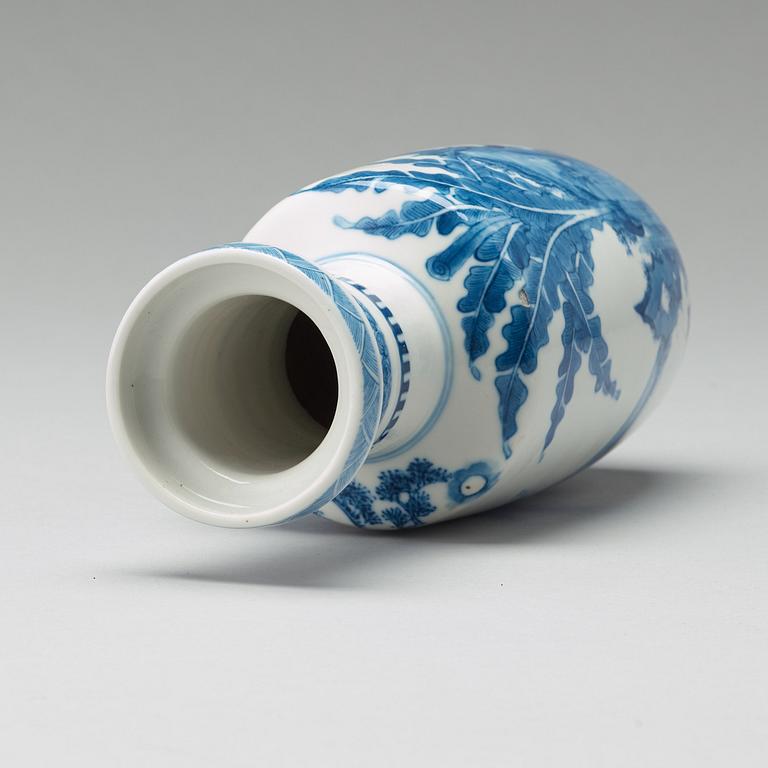 A blue and white roleau vase, Qing dynasty, 19th Century.