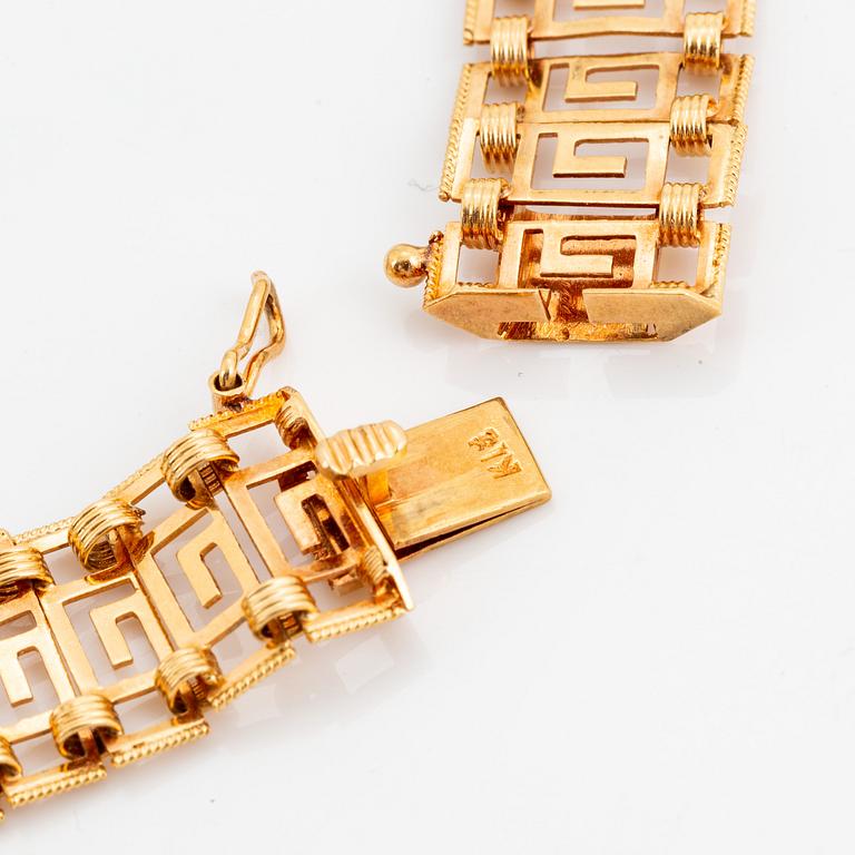 18K gold necklace.
