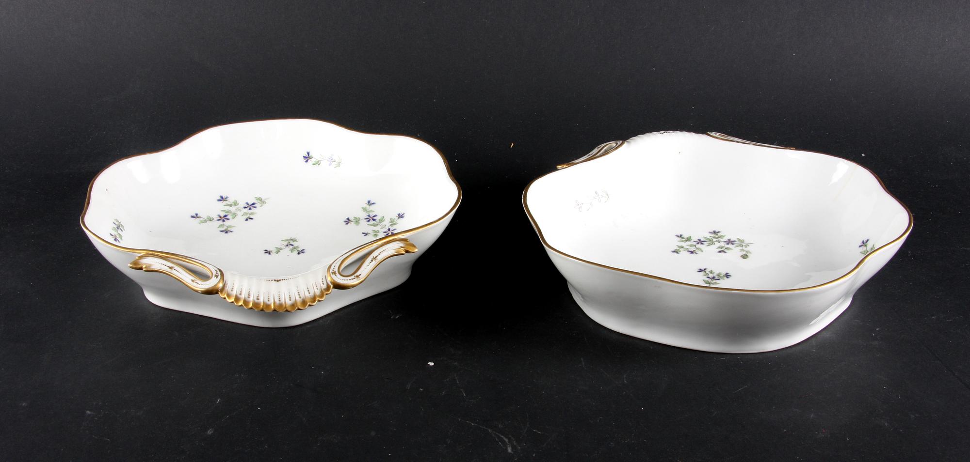 SERVISDELAR, ca 50 delar, porslin, trol omkring 1900.
