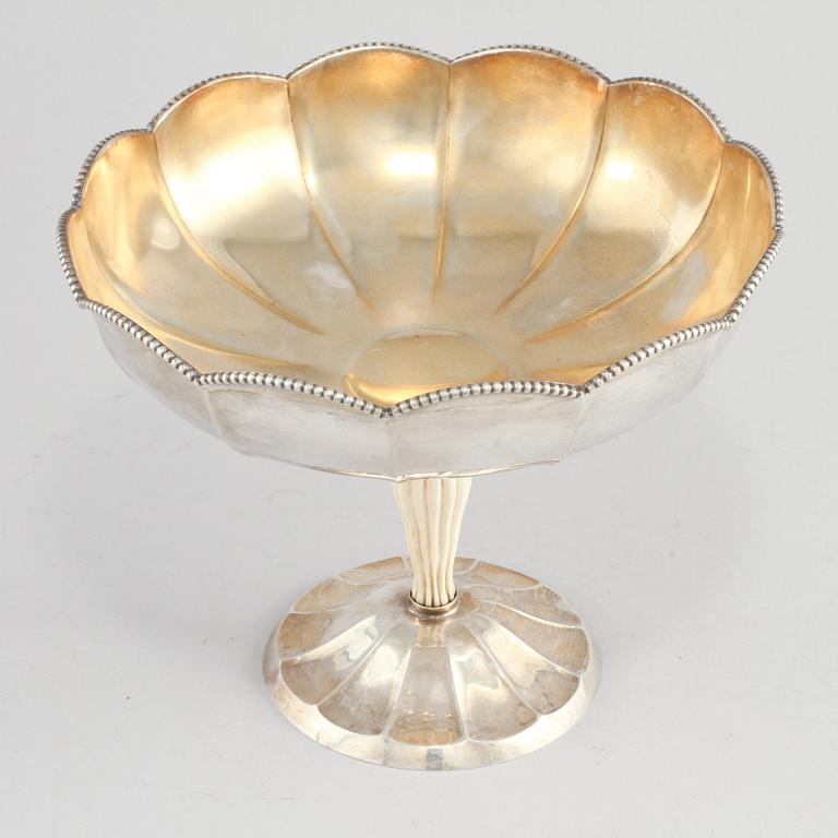 SKÅL PÅ FOT, silver och ben, Göteborg, 1923. Vikt 410 g.