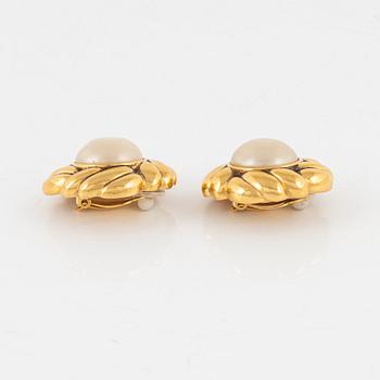 Chanel, earrings, 1990-92.