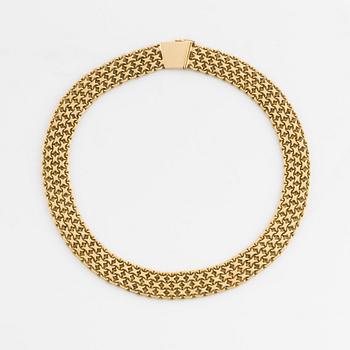 An 18K gold necklace.