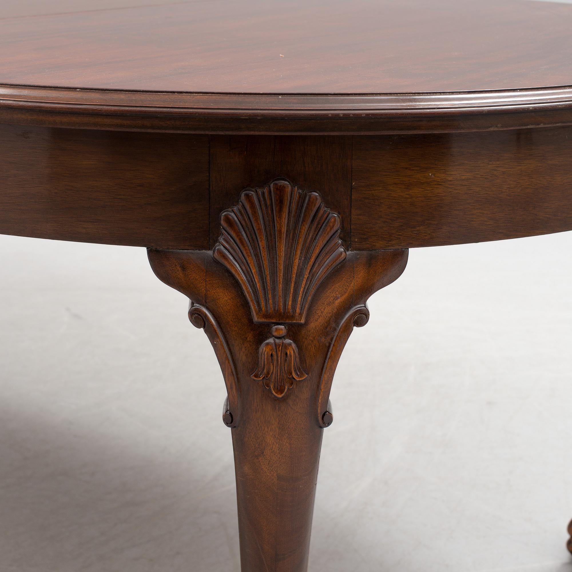 A late 20th century 10 piece Chippendale dining group.