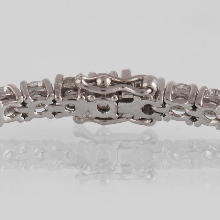 ARMBAND, 18K vitguld med briljantslipade diamanter ca 5,89 ct. Vikt 12,2 gram.