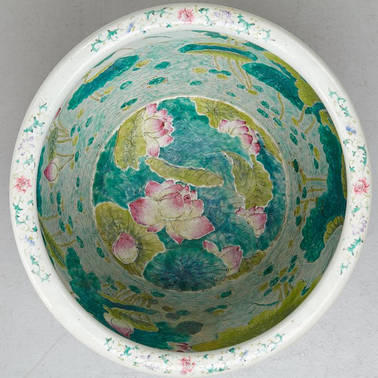 FISKBASSÄNG, porslin. Qingdynastin, 1800-tal.
