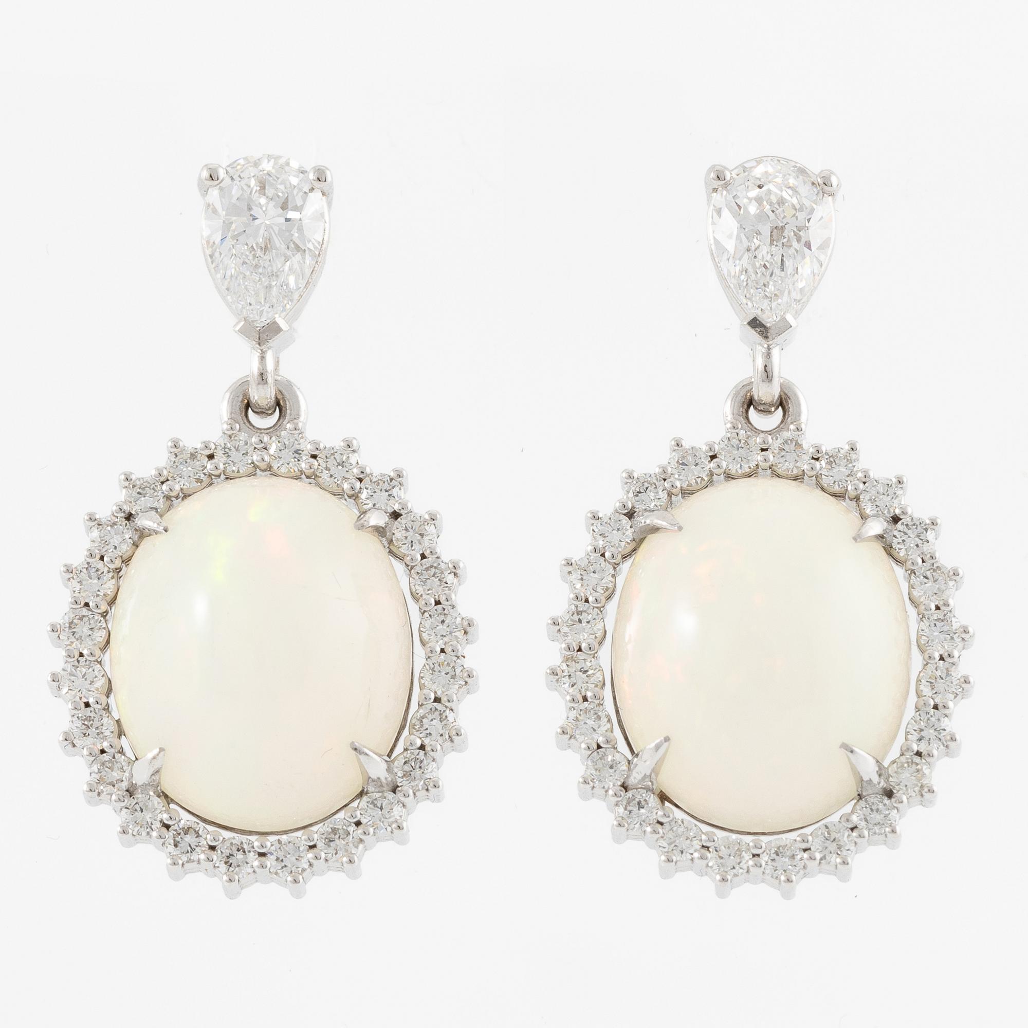 Örhängen 14K vitguld med opaler och  diamanter.