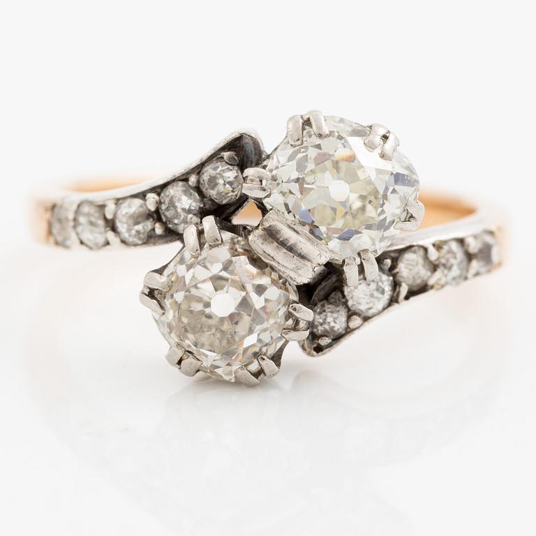 Ring, tvillingring, 18K guld och silver med två gammalslipade diamanter och mindre gammalslipade diamanter.