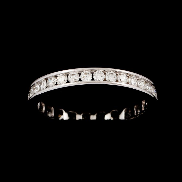 RING, 18K vitguld med briljantslipade diamanter, ca 1.00 ct. Vikt 2,7 g.
