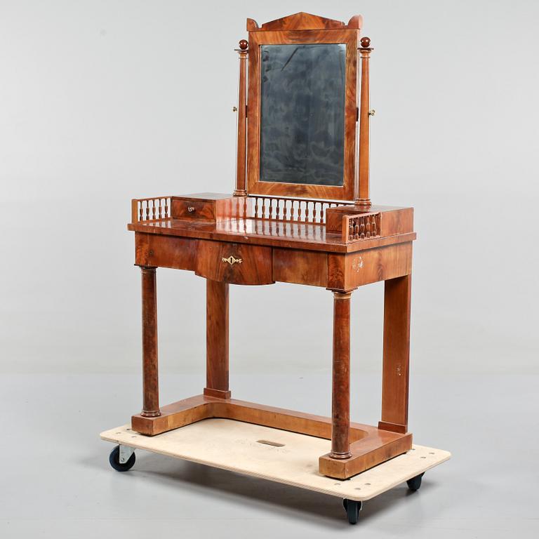 TOILETTEBORD, Karl Johan, 1800-talets första hälft.