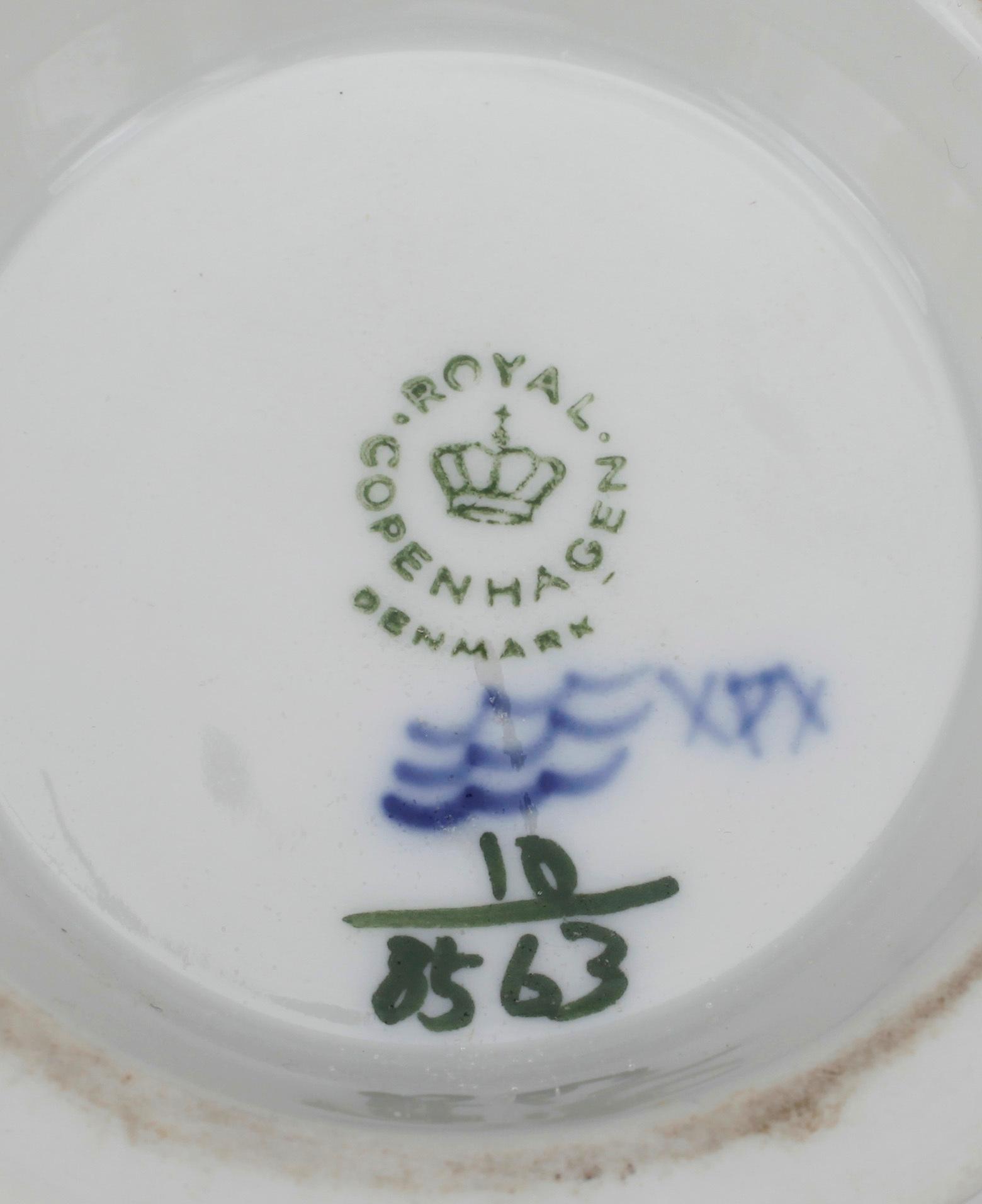 MAT samt KAFFESERVIS, porslin, 130 delar, "Blå blomst", Royal Copenhagen, 1900-talets mitt.