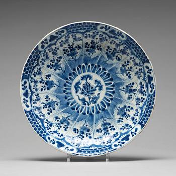 917. A blue and white dish, Qing dynasty, Kangxi (1662-1722).