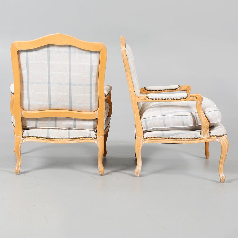 KARMSTOLAR, ett par, Louis XV-stil, 1900-talets andra hälft.