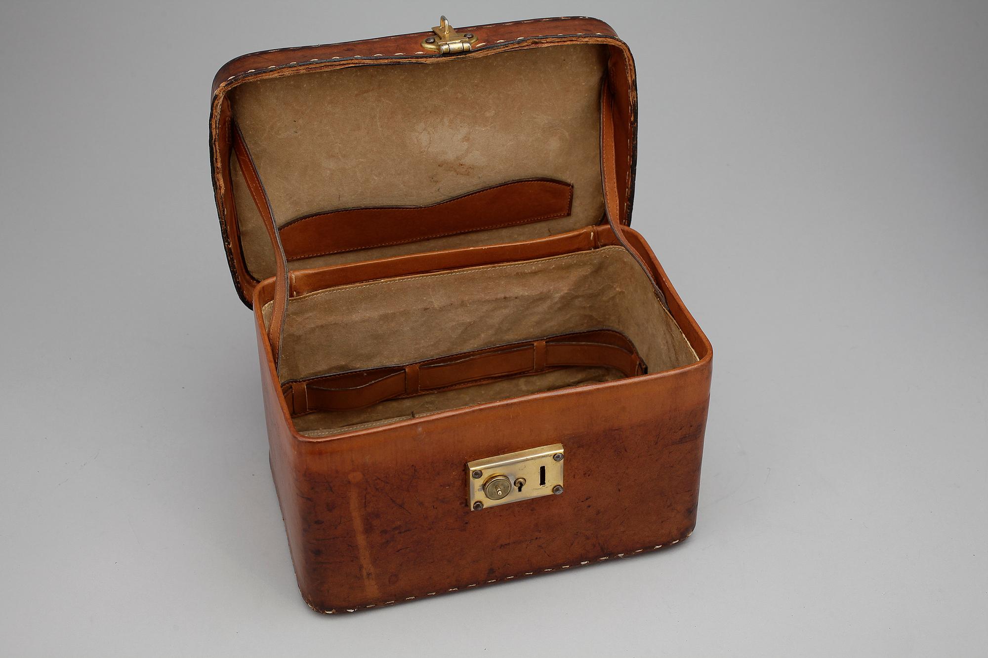 RIDSTÖVLAR OCH VÄSKA, läder.