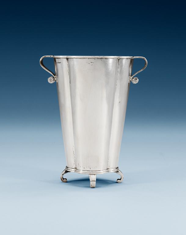 A Jacob Ängman sterling vase, GAB, Stockholm 1928.