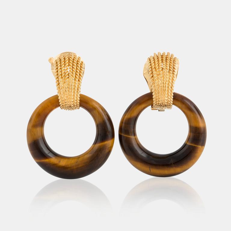 A pair or Van Cleef & Arpels 18K gold earrings "Doorknocker" with interchangeable hoops.