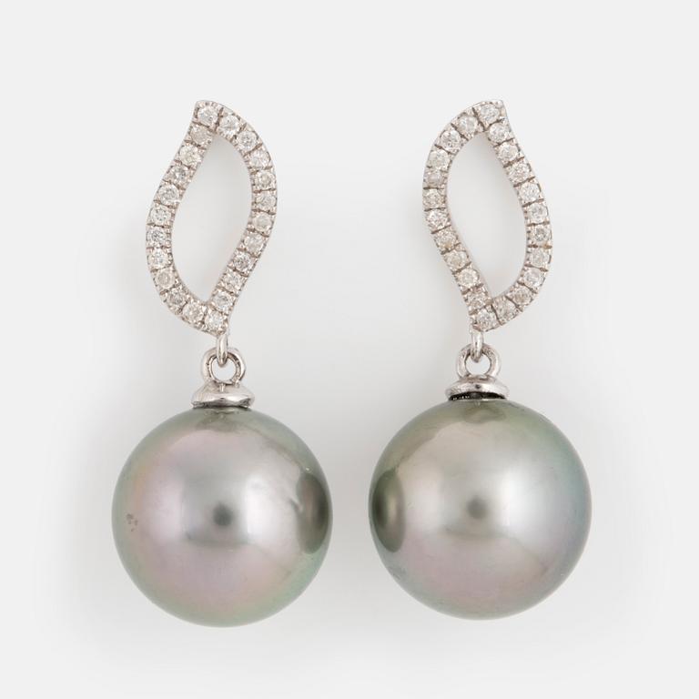 EARRINGS, with cultured Tahitipearls and diamonds.