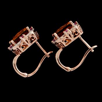 ÖRHÄNGEN, 1 par, 14K roséguld, bla citriner och briljantslipade diamanter. Total vikt ca 5 g.