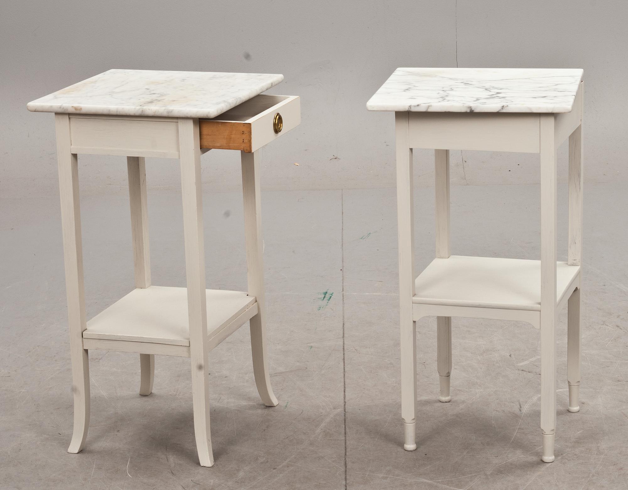 SÄNGBORD, ett par snarlika, 1900-tal.