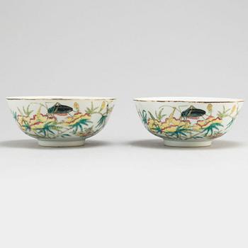 A pair of Chinese famille rose bowls, early 20th century.