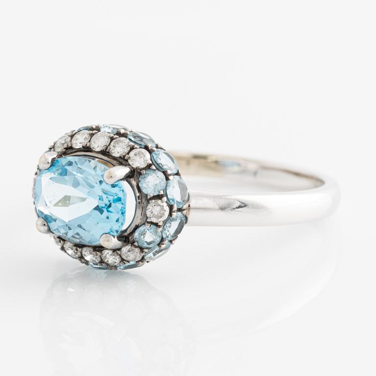 Ring, vitguld med topaser och små briljantslipade diamanter.