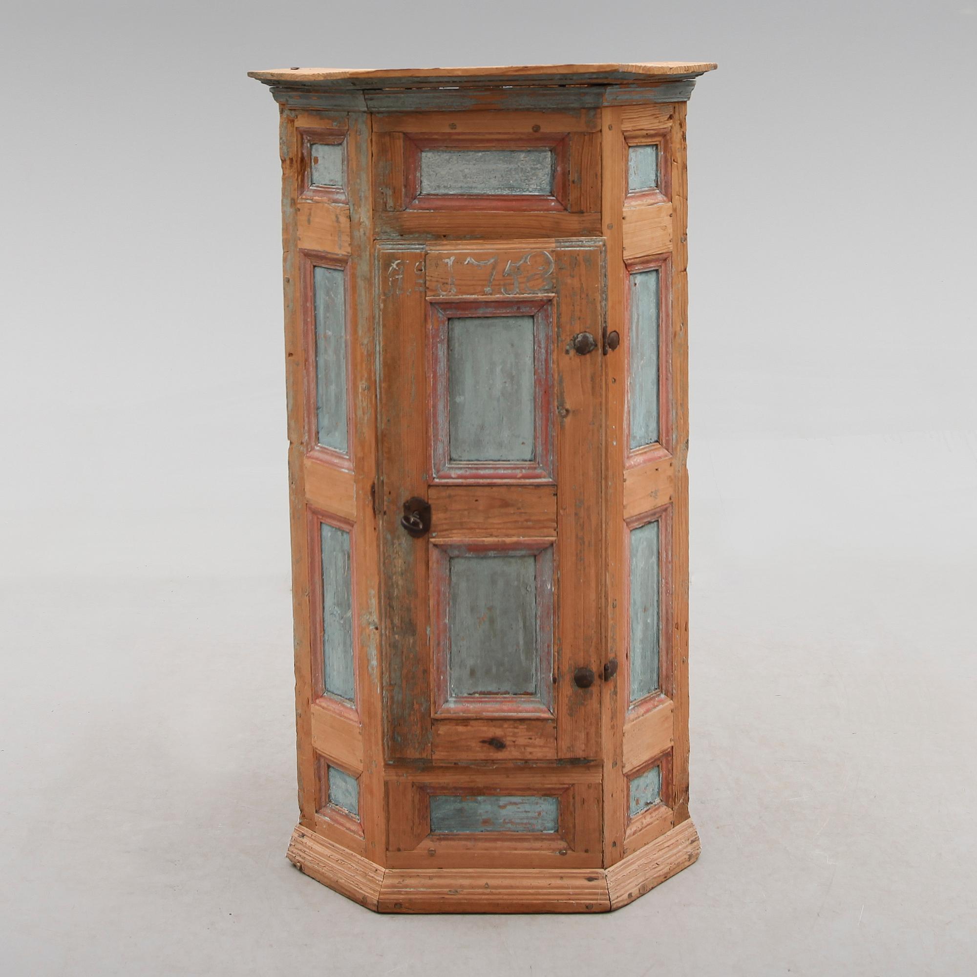 HÖRNSKÅP, allmoge, 1700-tal.