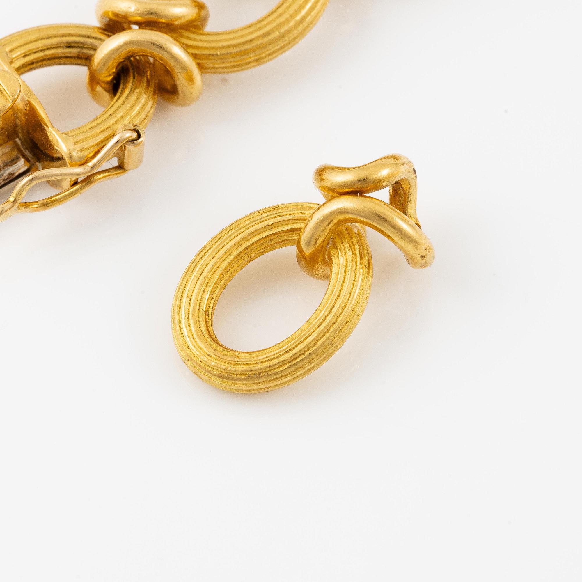 A bracelet in 18K gold.