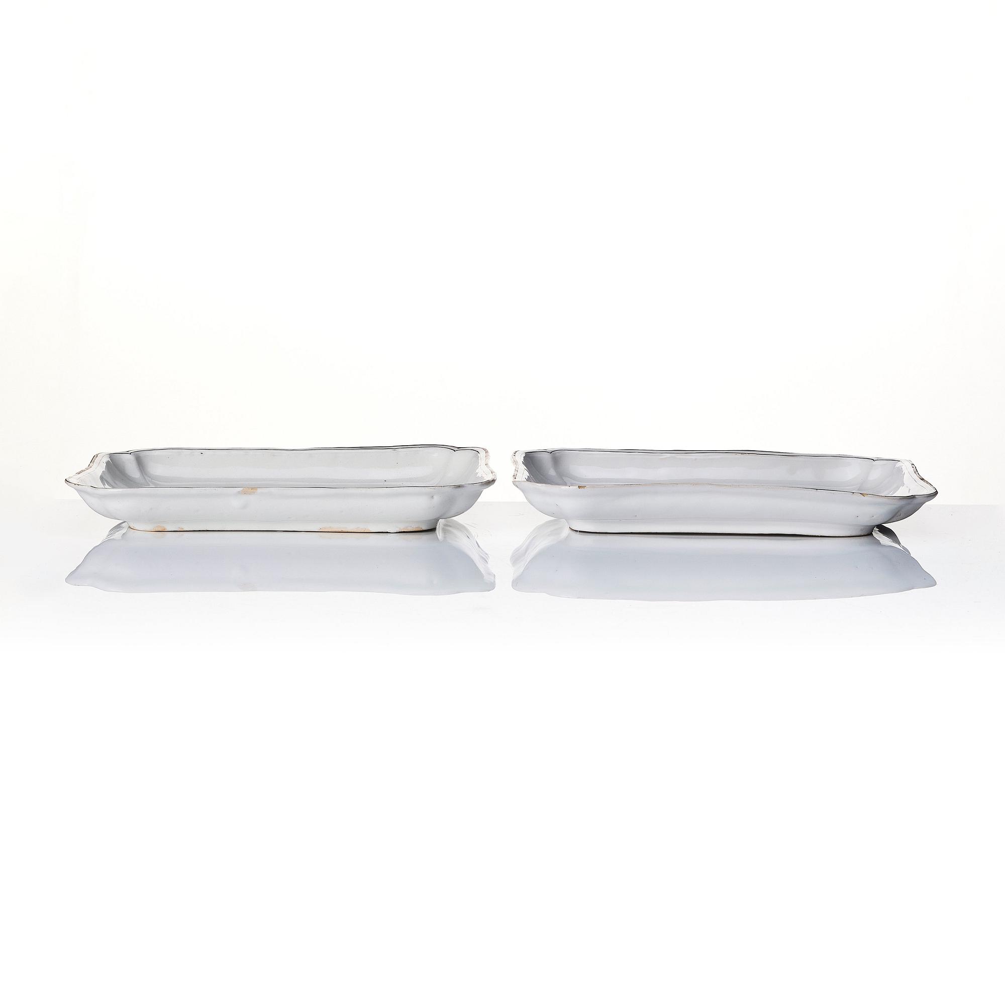 A pair of Swedish Marieberg grisaille faiance dishes, 18th century.