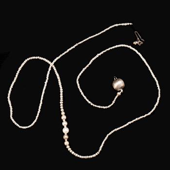 PÄRLCOLLIER, orientaliska pärlor med lås i sterlingsilver.