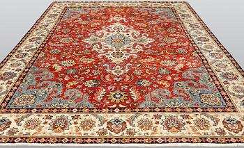 A Tabriz carpet, approx. 343 x 245 cm.