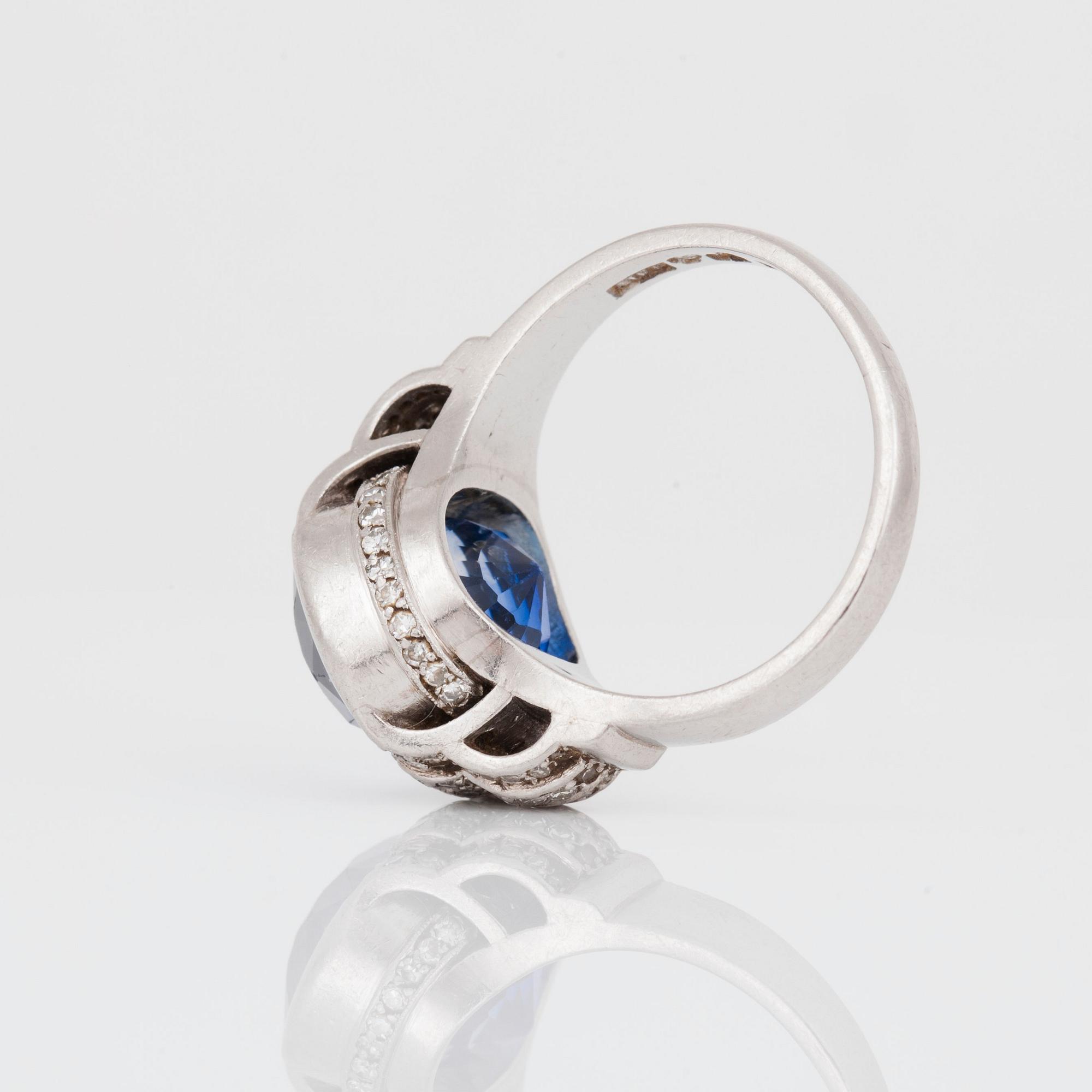 RING med safir ca 11.00 ct, samt åttkantsslipade diamanter, totalt ca 0.40 ct.