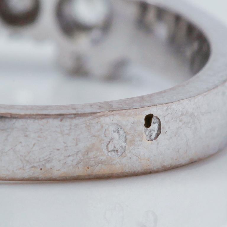 RING, 18K vitguld och olikslipade diamanter tot ca 1.10 ct.