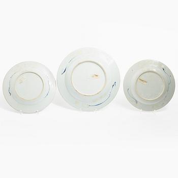 A matching set of two blue and white export porcelain plates and a charger, China, Kangxi (1662-1722).